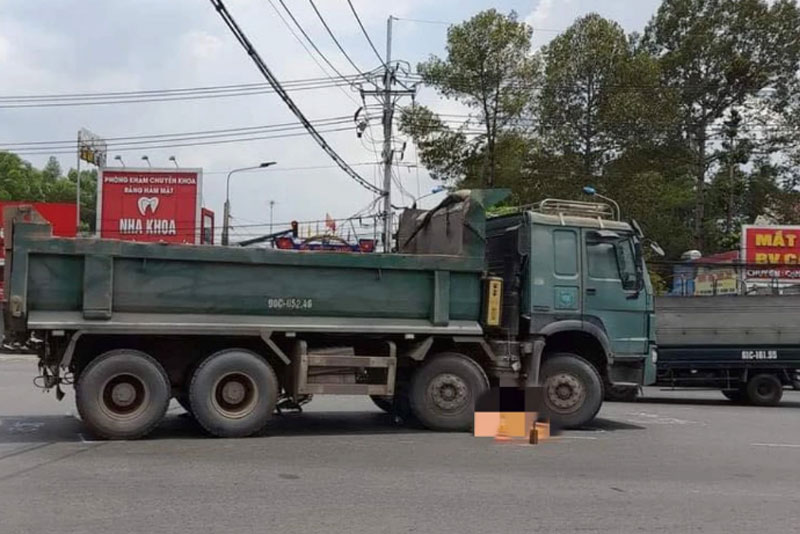 Hiện trường vụ tai nạn giao th&ocirc;ng khiến người phụ nữ đi xe đạp tử vong tại chỗ.