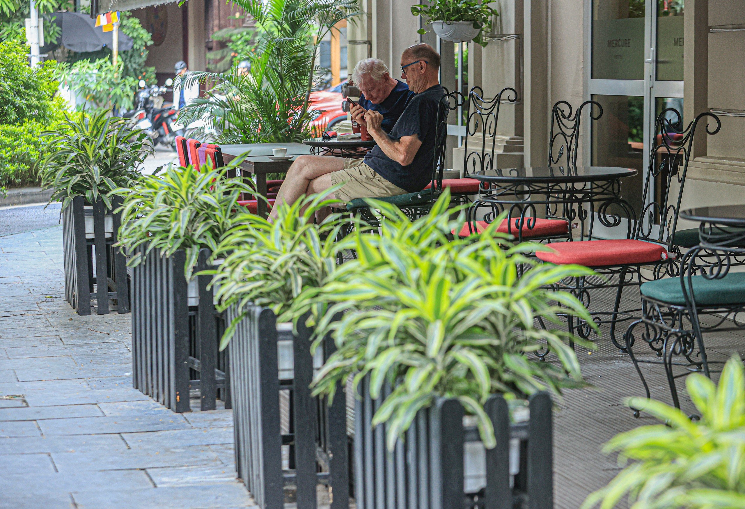 Vỉa h&egrave; H&agrave; Nội vẫn bị "chia 5, xẻ 7"- Ảnh 9.