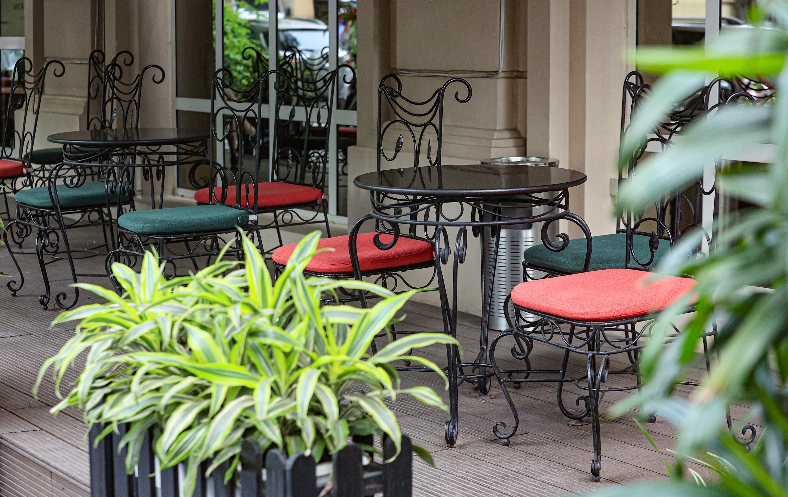 Vỉa h&egrave; H&agrave; Nội vẫn bị "chia 5, xẻ 7"- Ảnh 10.