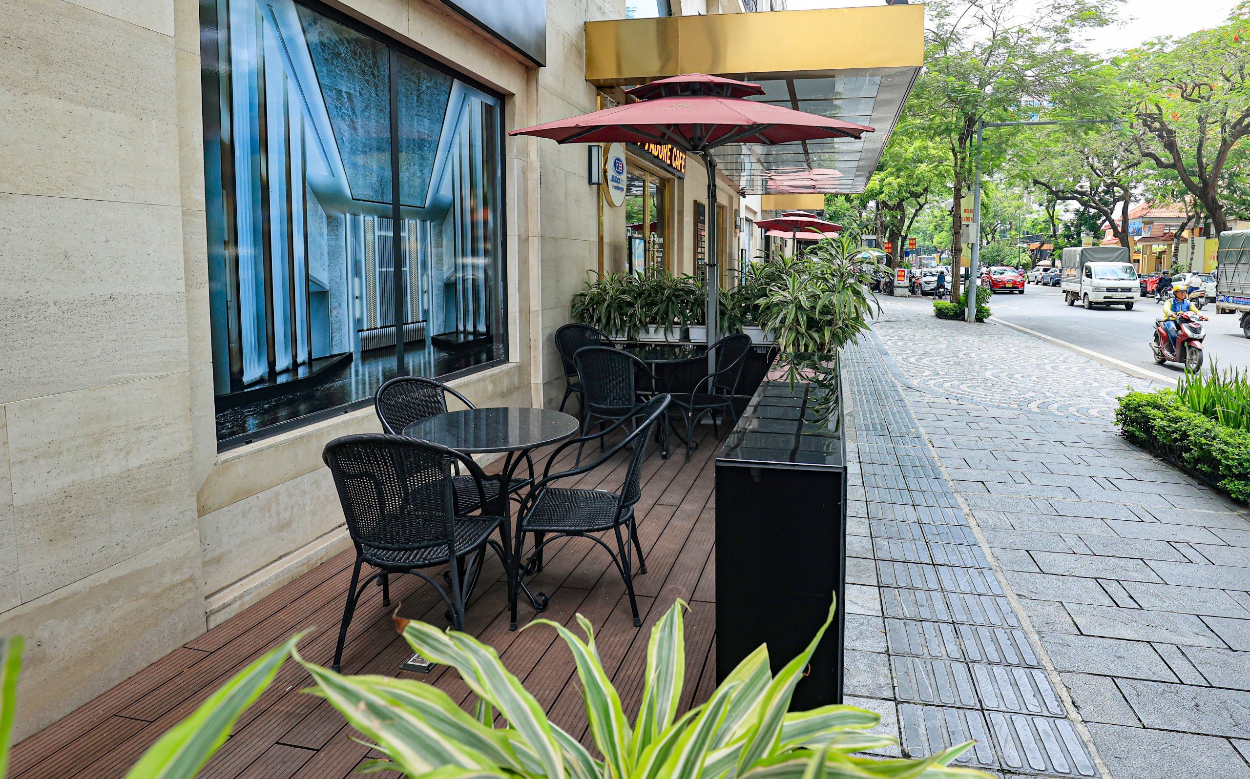 Vỉa h&egrave; H&agrave; Nội vẫn bị "chia 5, xẻ 7"- Ảnh 7.