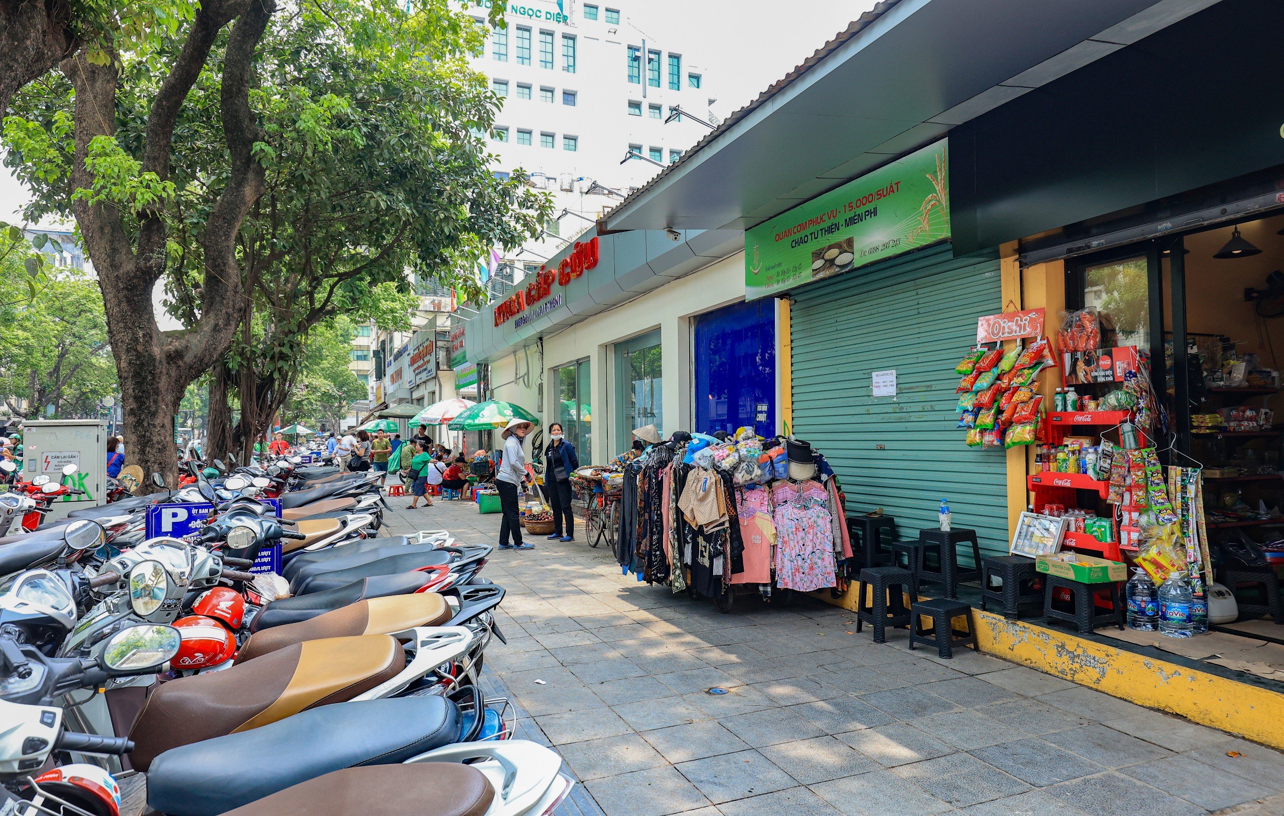 Vỉa h&egrave; H&agrave; Nội vẫn bị "chia 5, xẻ 7"- Ảnh 2.