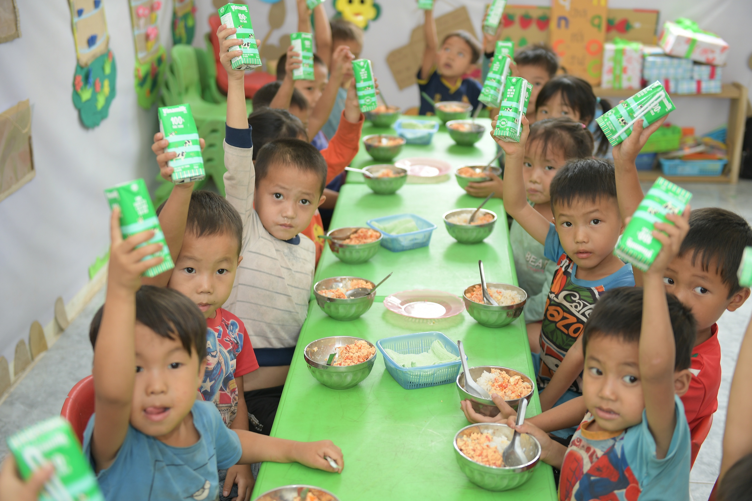 Th&ecirc;m nhiều bữa ăn c&oacute; sữa cho trẻ nhỏ v&ugrave;ng cao.
