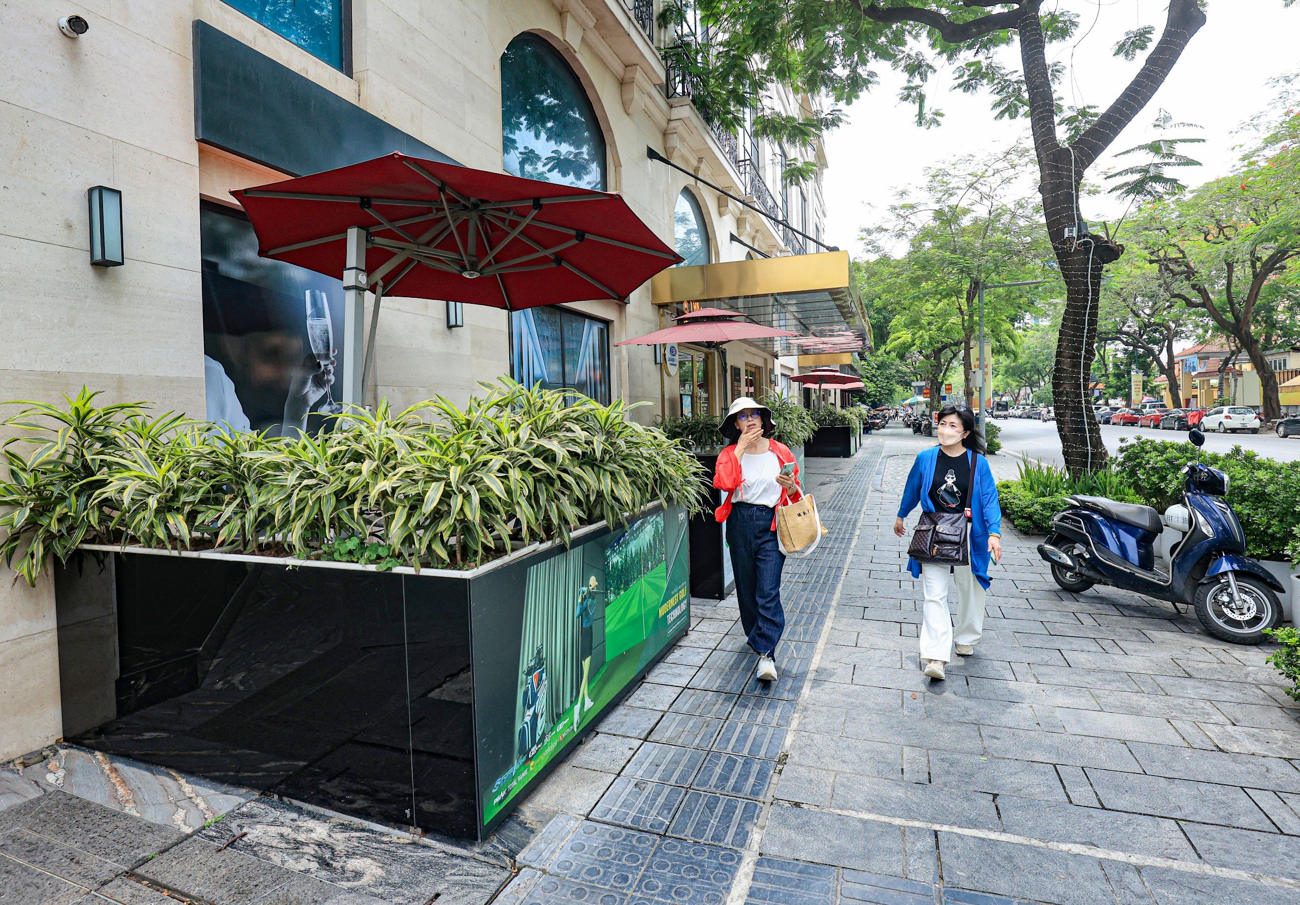 Vỉa h&egrave; H&agrave; Nội vẫn bị "chia 5, xẻ 7"- Ảnh 6.