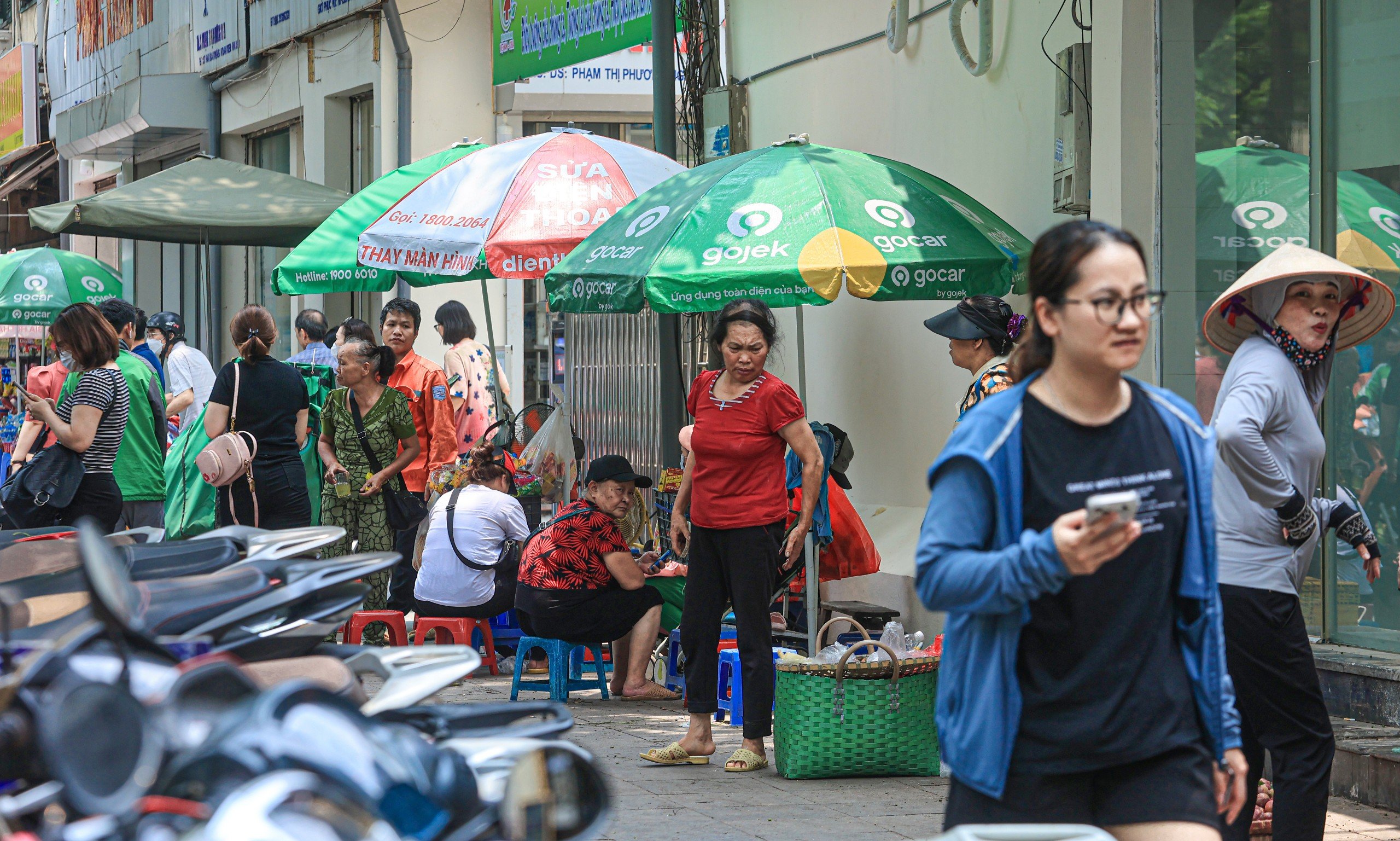 Vỉa h&egrave; H&agrave; Nội vẫn bị "chia 5, xẻ 7"- Ảnh 4.