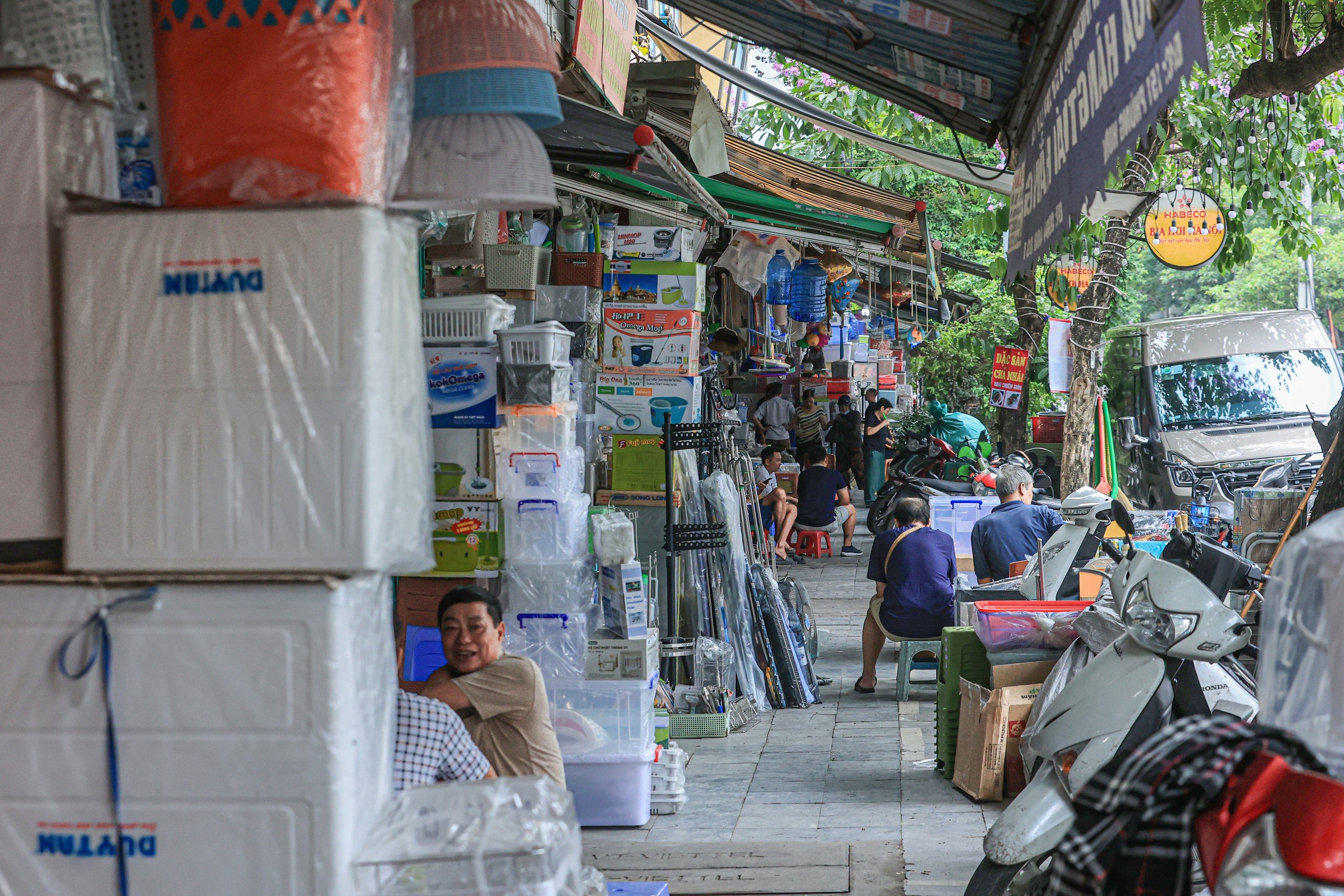 Vỉa h&egrave; H&agrave; Nội vẫn bị "chia 5, xẻ 7"- Ảnh 5.