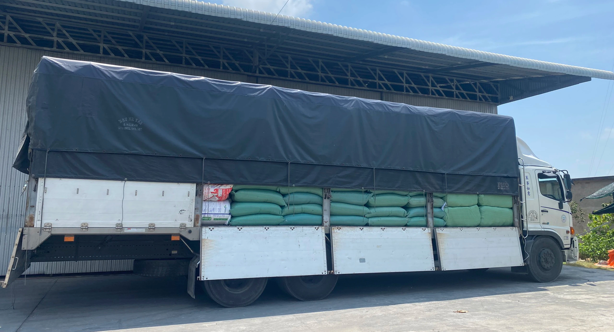 Tạm giữ &ocirc; t&ocirc; tải chở h&agrave;ng lậu trị gi&aacute; hơn 1,3 tỷ đồng ở An Giang- Ảnh 1.