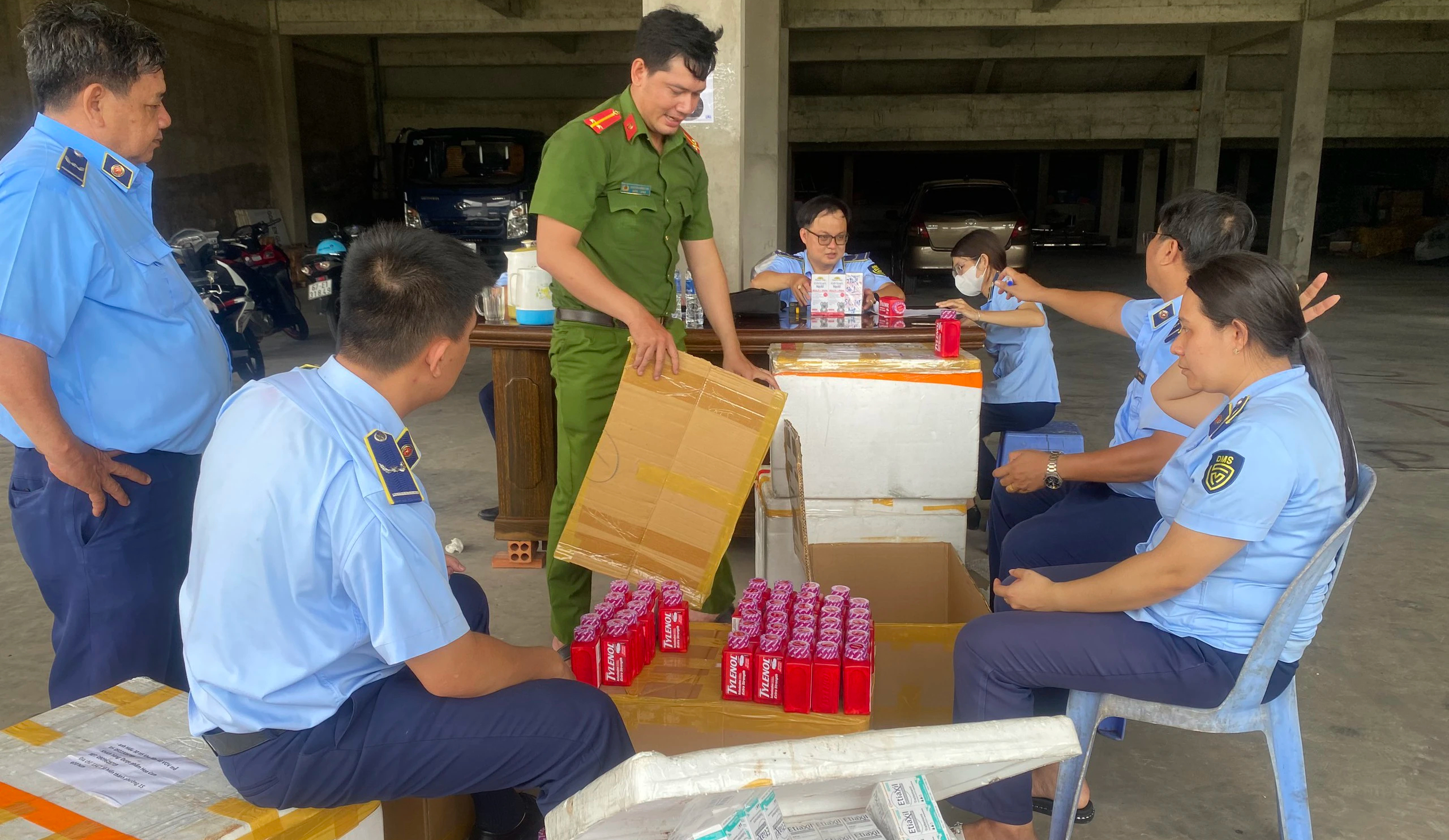 Tạm giữ &ocirc; t&ocirc; tải chở h&agrave;ng lậu trị gi&aacute; hơn 1,3 tỷ đồng ở An Giang- Ảnh 2.