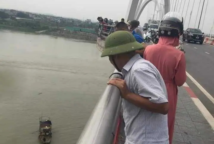 C&ocirc;ng an v&agrave;o cuộc vụ hai nữ sinh lớp 9 nghi nhảy cầu, tử vong tr&ecirc;n s&ocirc;ng Đuống- Ảnh 1.