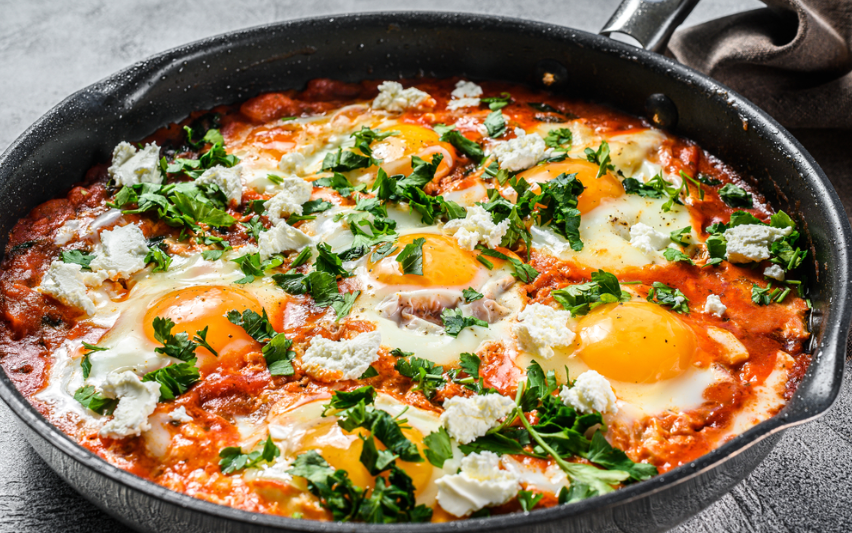 Trứng g&agrave; m&agrave;u n&acirc;u v&agrave; trắng loại n&agrave;o bổ dưỡng hơn, đa số lựa chọn sai