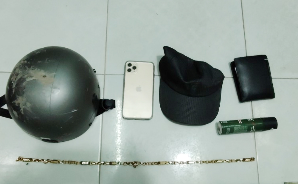 Bắt hai người ở An Giang d&ugrave;ng s&uacute;ng v&agrave; b&igrave;nh xịt hơi cay cướp t&agrave;i sản- Ảnh 2.