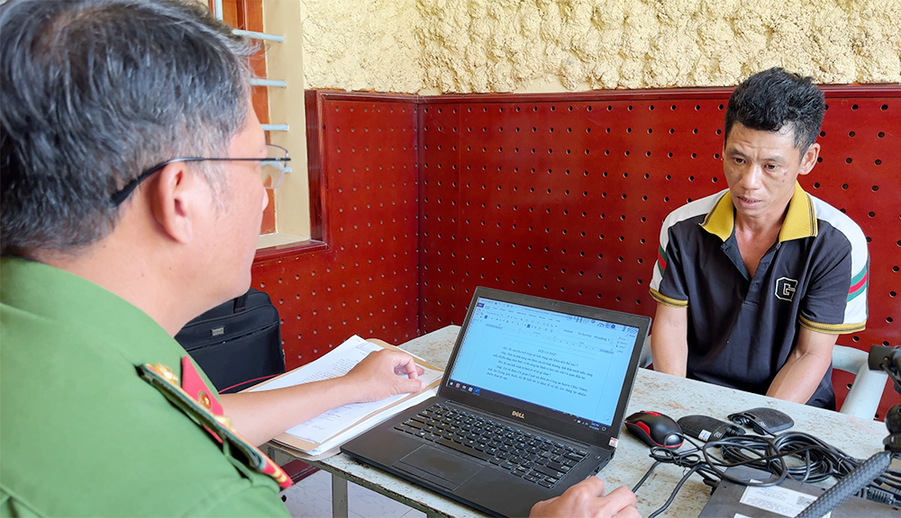 Bắt hai người ở An Giang d&ugrave;ng s&uacute;ng v&agrave; b&igrave;nh xịt hơi cay cướp t&agrave;i sản- Ảnh 1.