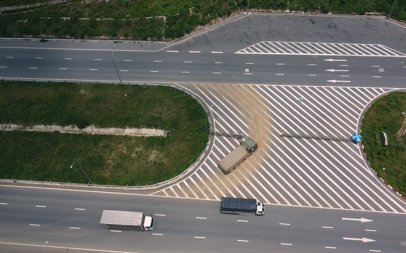 Vụ "xé rào" chở đất trên cao tốc Mai Sơn - QL45: Không có yếu tố hình sự- Ảnh 2. Vụ xe chở đất 'xé rào' vào cao tốc: Ai lấy đất, tháo rào di động?