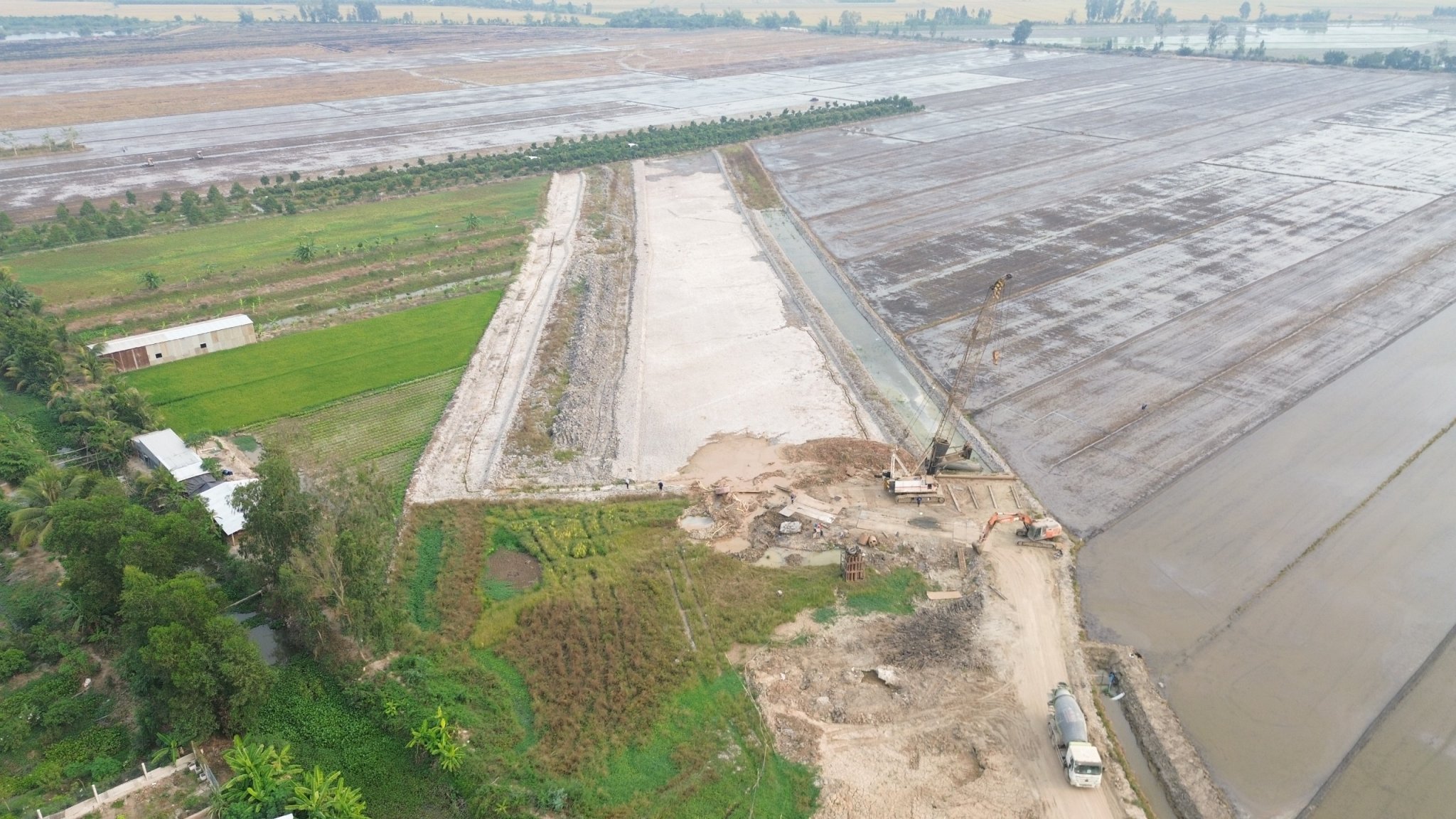 Đang khảo s&aacute;t 3 nguồn c&aacute;t đưa về c&ocirc;ng trường cao tốc trục ngang qua Cần Thơ- Ảnh 2.
