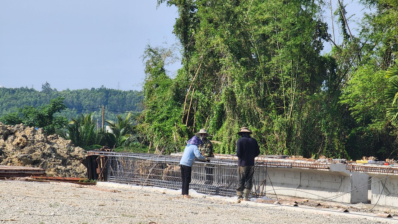 Quảng Ng&atilde;i: Ngổn ngang ở dự &aacute;n đập ngăn mặn gần 100 tỷ- Ảnh 2.