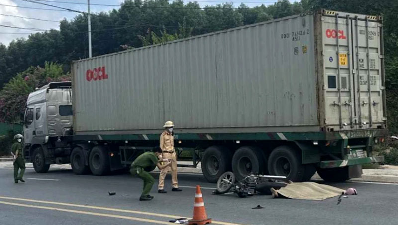 Hiện trường vụ tai nạn khiến hai người đi xe máy thương vong - Ảnh: BT. Hiện trường vụ tai nạn khiến hai người đi xe máy thương vong - Ảnh: BT.