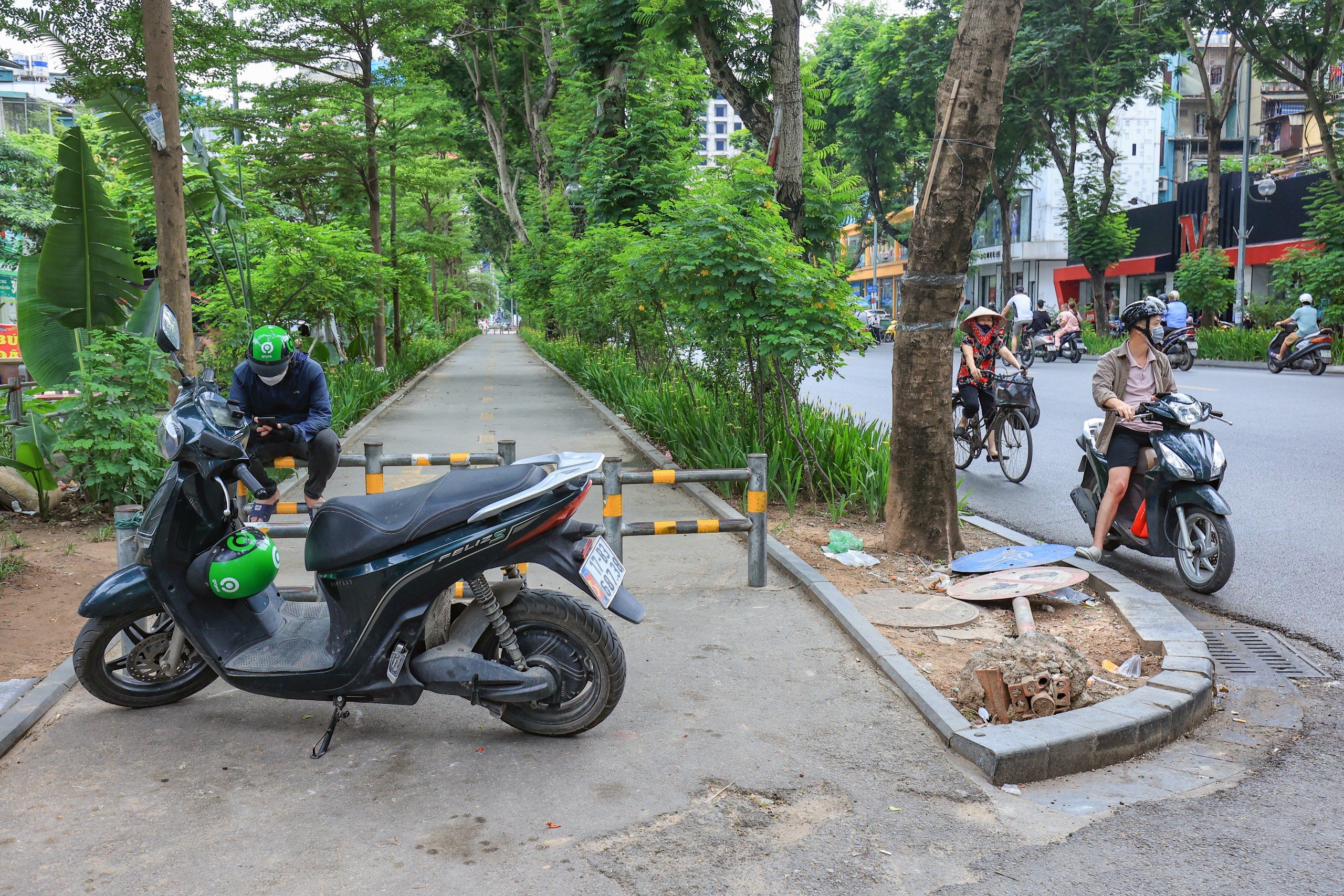 Nhếch nh&aacute;c tuyến đường d&agrave;nh ri&ecirc;ng cho người đi bộ, đi xe đạp ở H&agrave; Nội- Ảnh 1.