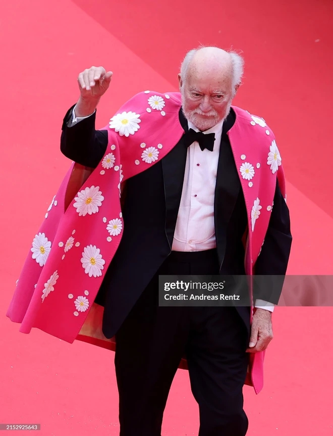 Chú chó Messi tạo dáng gây sốt trên thảm đỏ LHP Cannes cùng các ngôi sao thế giới- Ảnh 7. Chú chó Messi tạo dáng gây sốt trên thảm đỏ LHP Cannes cùng các ngôi sao thế giới- Ảnh 7.