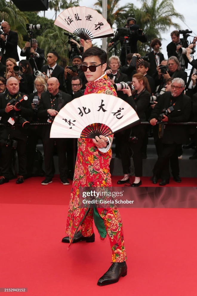 Chú chó Messi tạo dáng gây sốt trên thảm đỏ LHP Cannes cùng các ngôi sao thế giới- Ảnh 13. Chú chó Messi tạo dáng gây sốt trên thảm đỏ LHP Cannes cùng các ngôi sao thế giới- Ảnh 13.