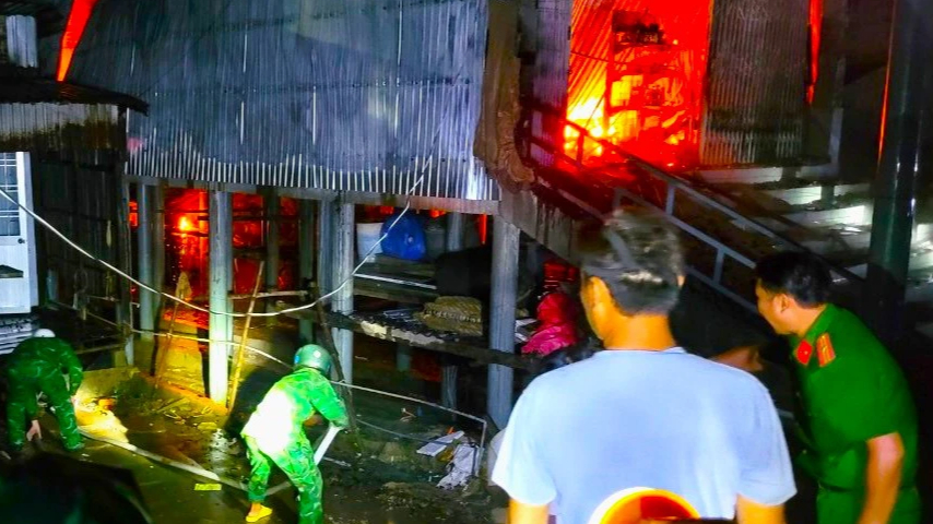 Ch&aacute;y lớn l&uacute;c rạng s&aacute;ng, 1 căn nh&agrave; ở C&agrave; Mau bị thi&ecirc;u rụi- Ảnh 1.