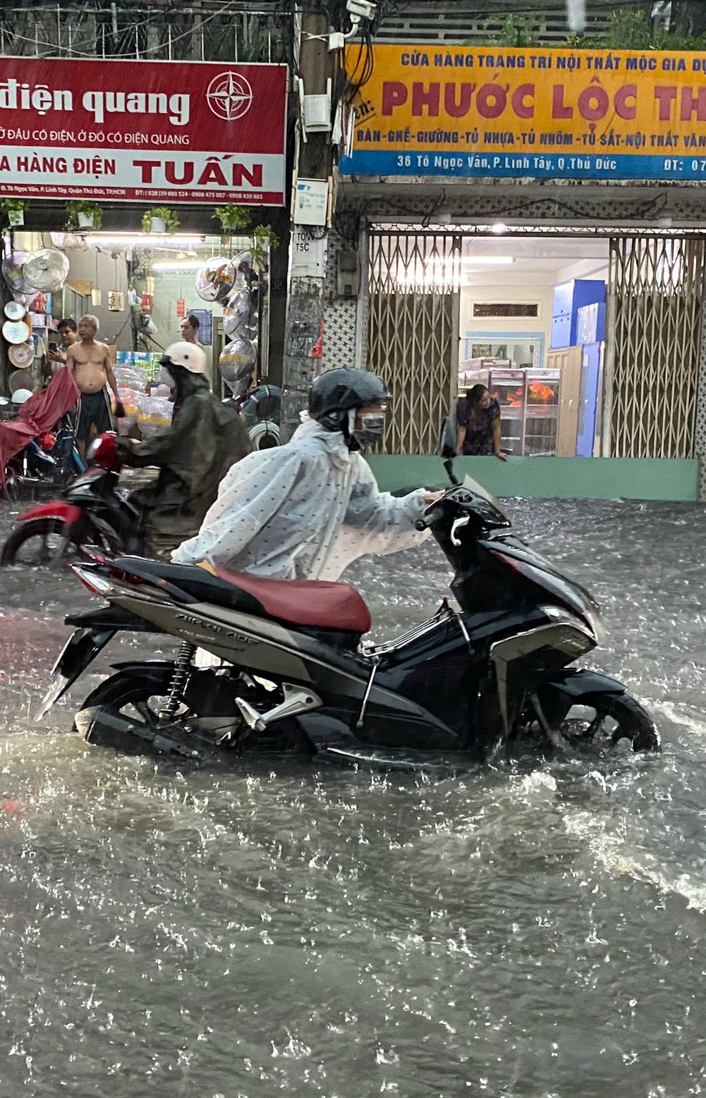 TP.HCM mưa lớn, nhiều đoạn ngập s&acirc;u gần y&ecirc;n xe m&aacute;y- Ảnh 11.