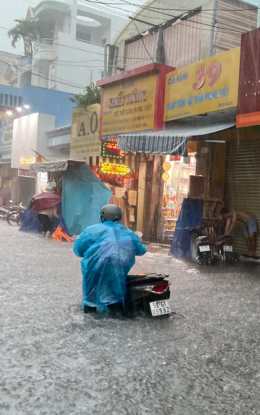 TP.HCM mưa lớn, nhiều đoạn ngập s&acirc;u gần y&ecirc;n xe m&aacute;y- Ảnh 10.