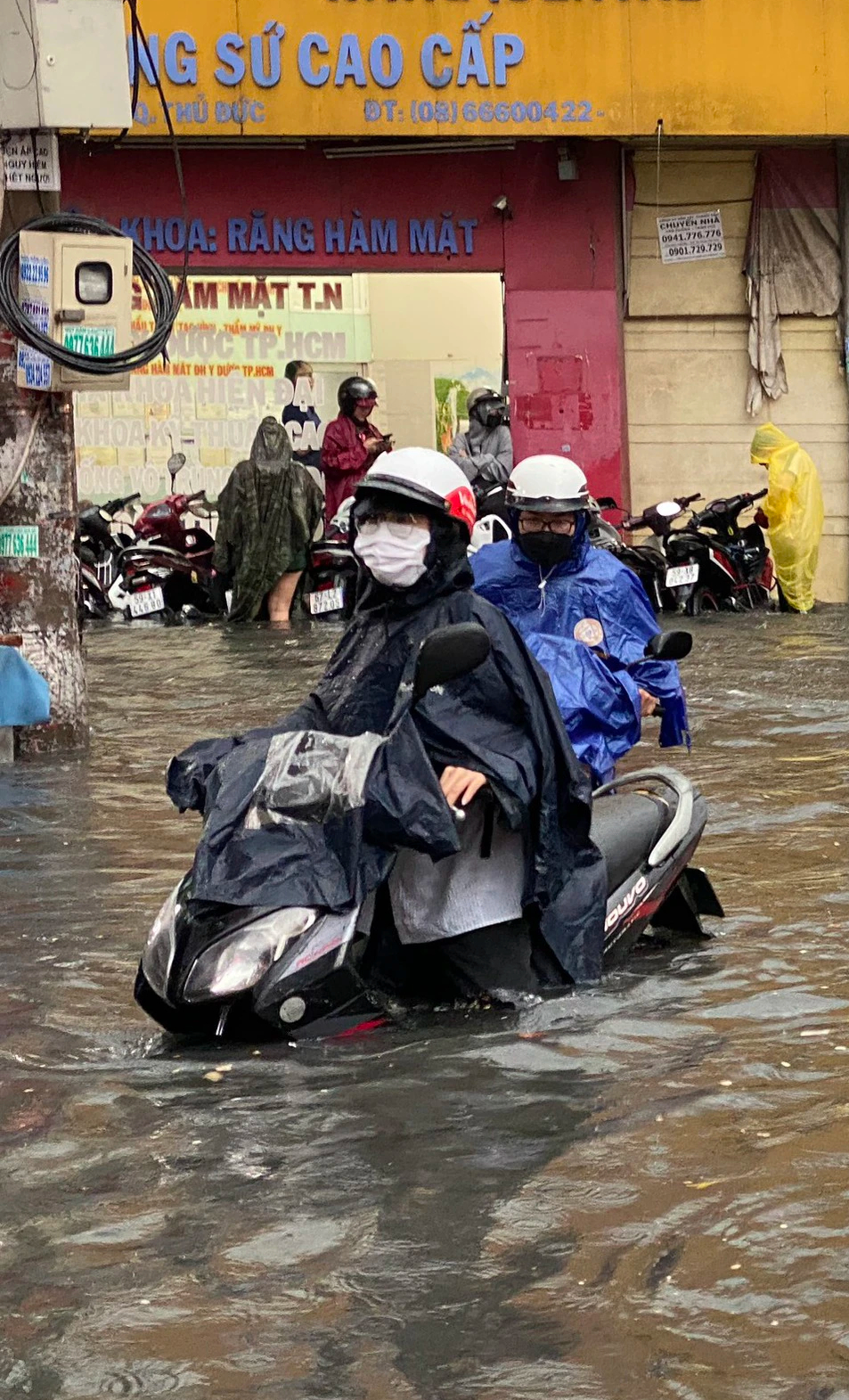 TP.HCM mưa lớn, nhiều đoạn ngập s&acirc;u gần y&ecirc;n xe m&aacute;y- Ảnh 9.