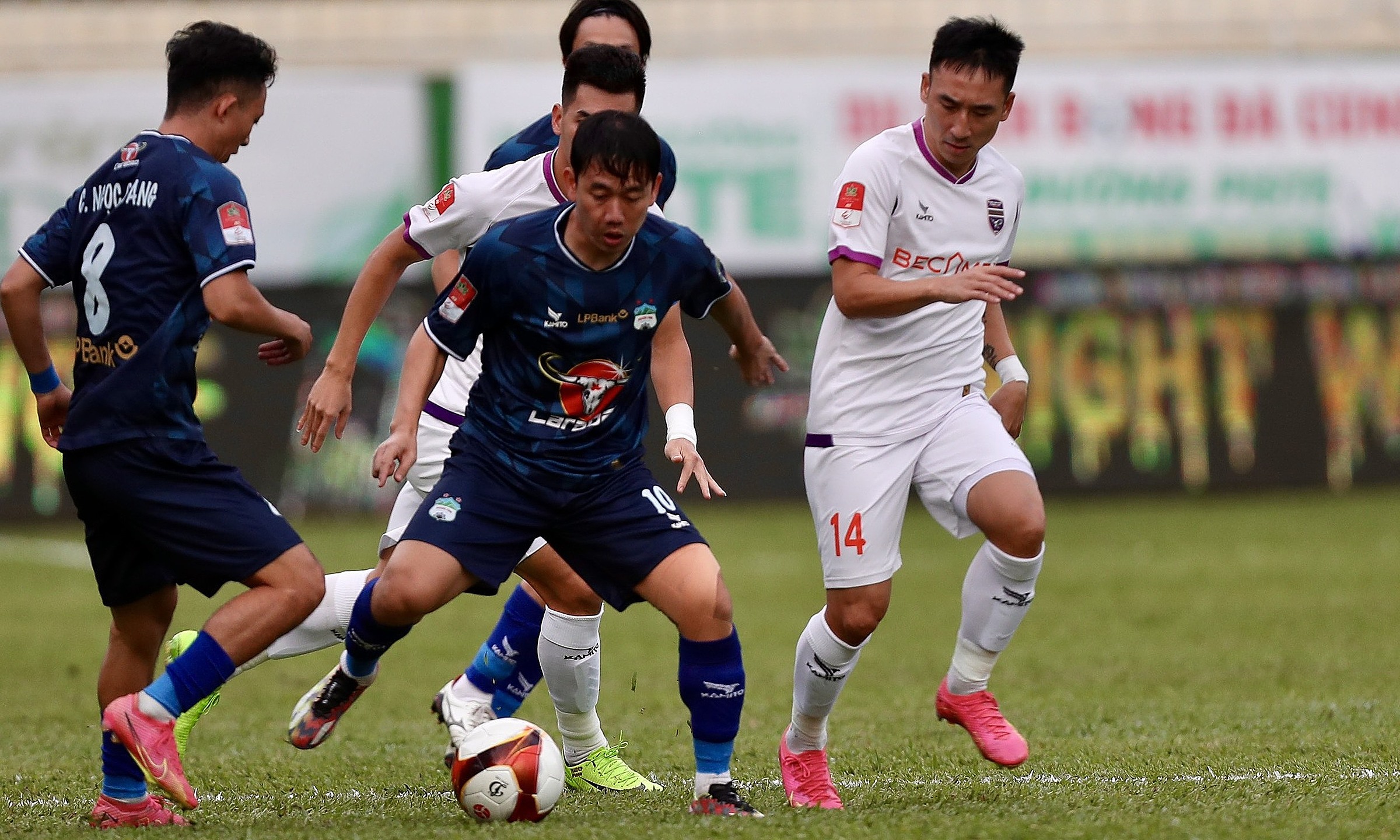 Đội b&oacute;ng của bầu Đức nhận tin cho&aacute;ng v&aacute;ng v&igrave; l&yacute; do khiến ai cũng bất ngờ- Ảnh 1.