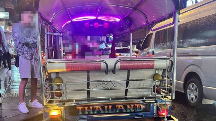 T&agrave;i xế n&agrave;y đ&atilde; bắt c&aacute;c kh&aacute;ch phải trả 6.000 baht (gần 4,2 triệu đồng) cho h&agrave;nh tr&igrave;nh d&agrave;i chưa đến 5km. (Ảnh: ThaiPBS)