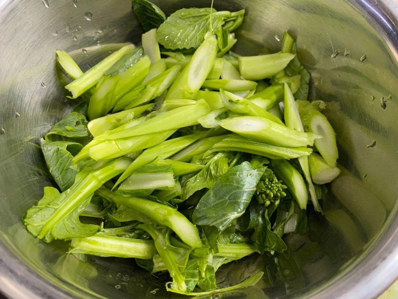 Loại rau lượng canxi cao hơn sữa, vitamin C hơn cải b&oacute; x&ocirc;i, nấu hay trộn salad đều ngon- Ảnh 4.