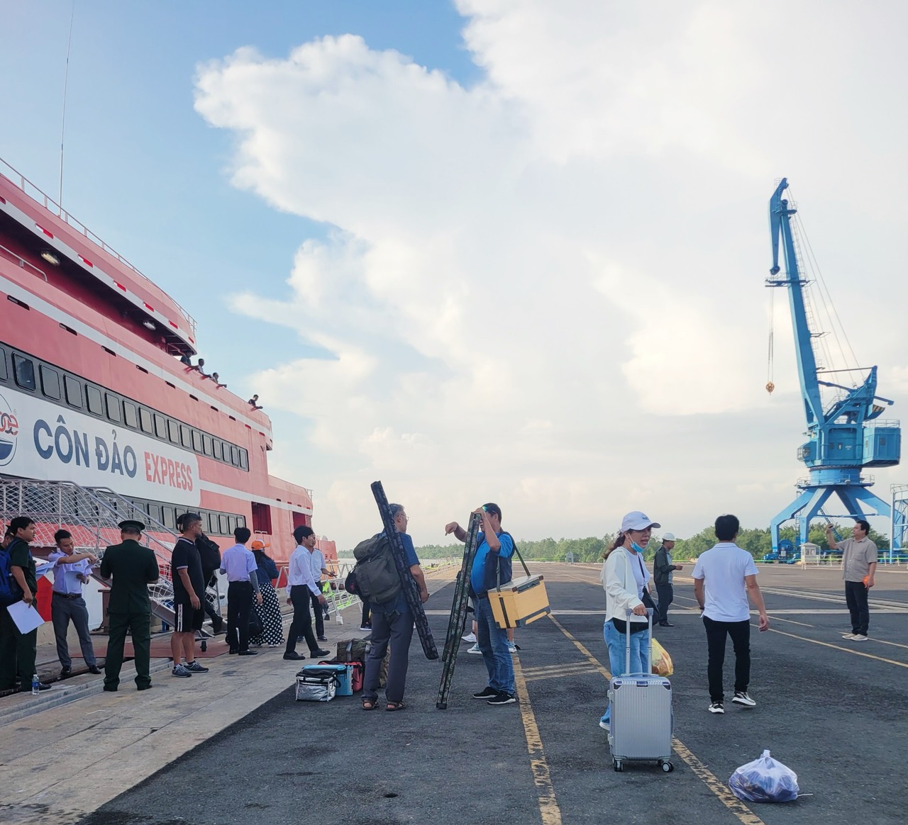 Tàu cao tốc Thăng Long đưa 300 khách đầu tiên từ TP.HCM đi Côn Đảo- Ảnh 2. Tàu cao tốc Thăng Long đưa 300 khách đầu tiên từ TP.HCM đi Côn Đảo- Ảnh 2.