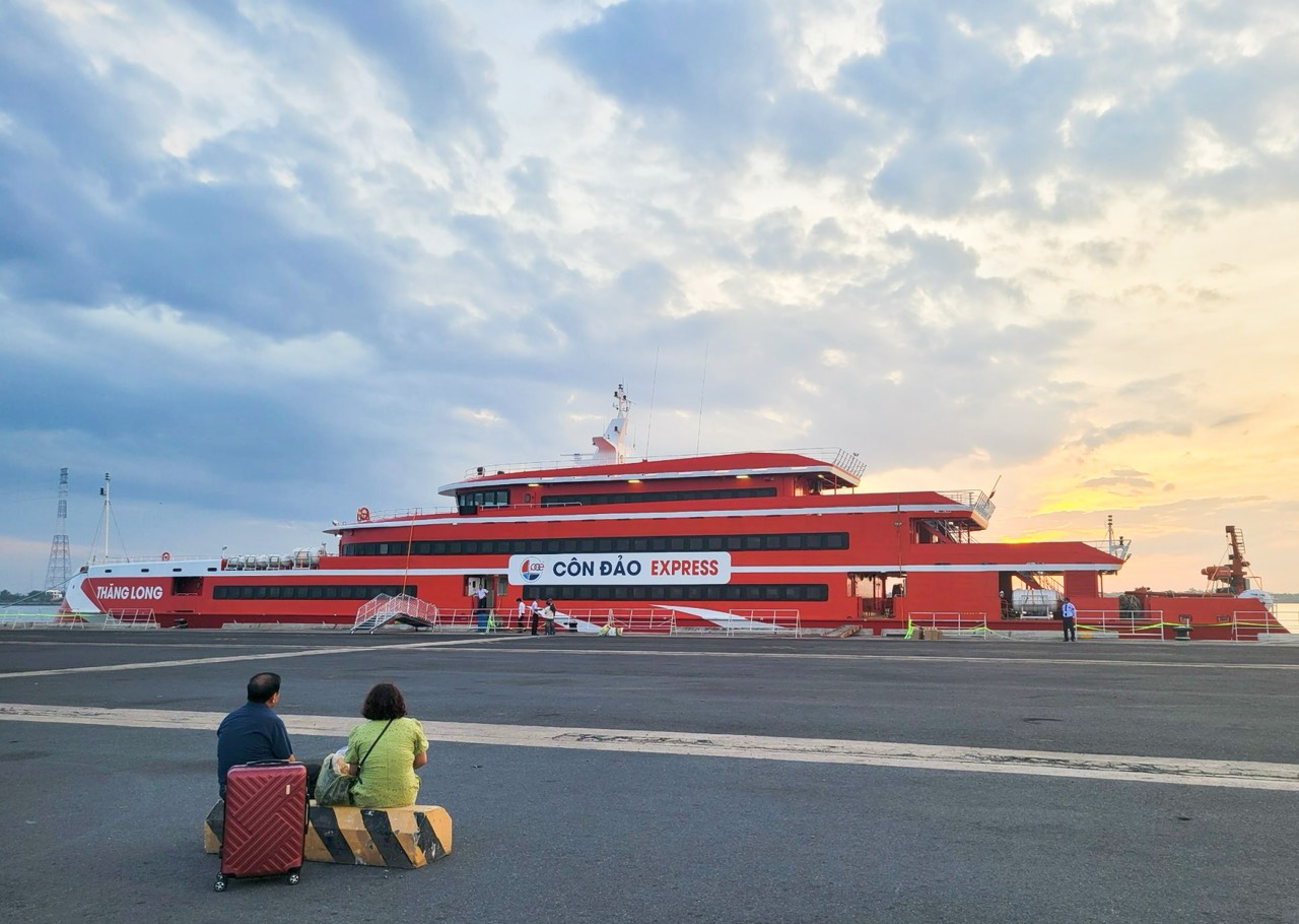 Tàu cao tốc Thăng Long đưa 300 khách đầu tiên từ TP.HCM đi Côn Đảo- Ảnh 1. Tàu cao tốc Thăng Long đưa 300 khách đầu tiên từ TP.HCM đi Côn Đảo- Ảnh 1.
