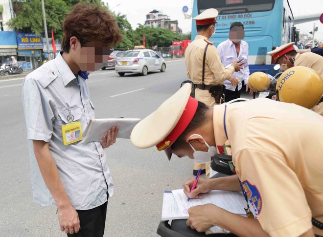 H&agrave; Nội xử phạt loạt xe bu&yacute;t lạng l&aacute;ch v&agrave;o điểm dừng đ&oacute;n, trả kh&aacute;ch- Ảnh 1.