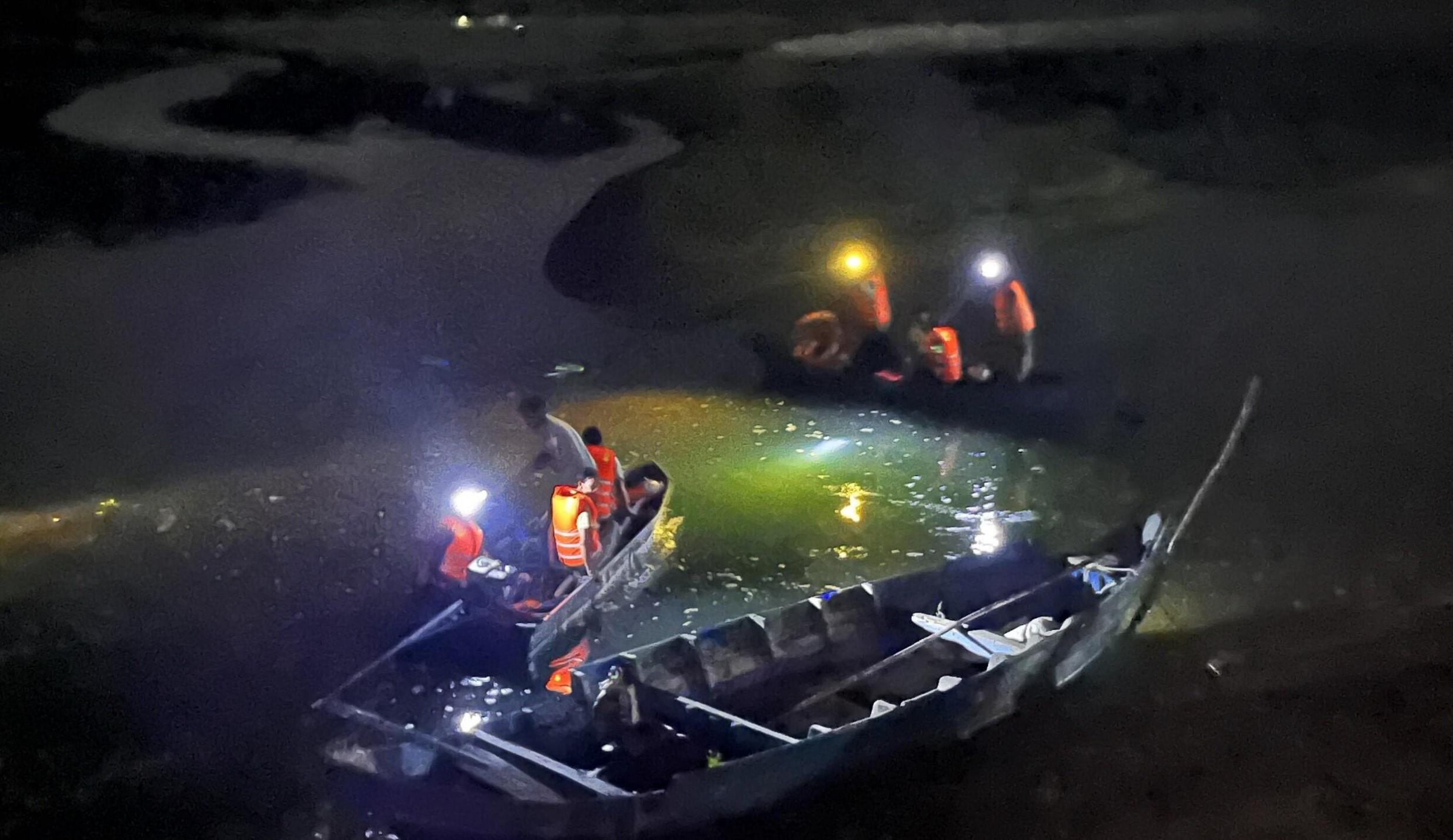 Lật ghe ở Ph&uacute; Y&ecirc;n, 1 người tử vong, 2 người mất t&iacute;ch- Ảnh 1.