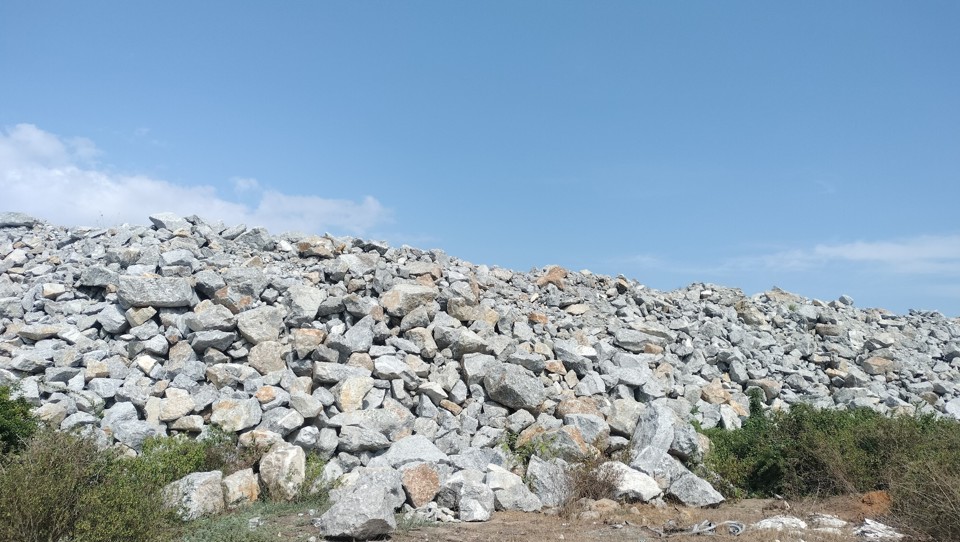 Vụ ch&igrave;m s&agrave; lan ở Quảng Ng&atilde;i: Đề nghị tạm giữ to&agrave;n bộ số đ&aacute; tập kết kh&ocirc;ng h&oacute;a đơn- Ảnh 1.