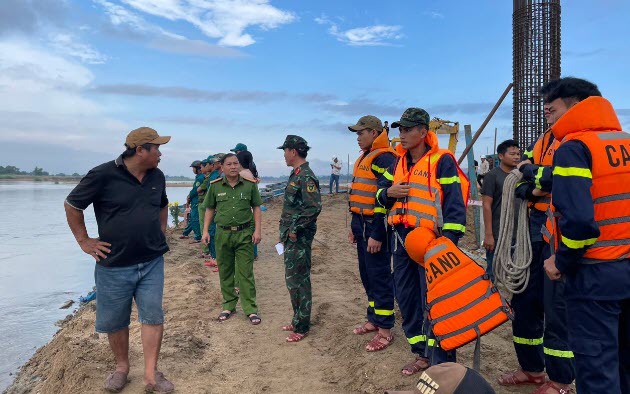 Hiện trường t&igrave;m kiếm 2 người mất t&iacute;ch vụ lật ghe tr&ecirc;n s&ocirc;ng Ba