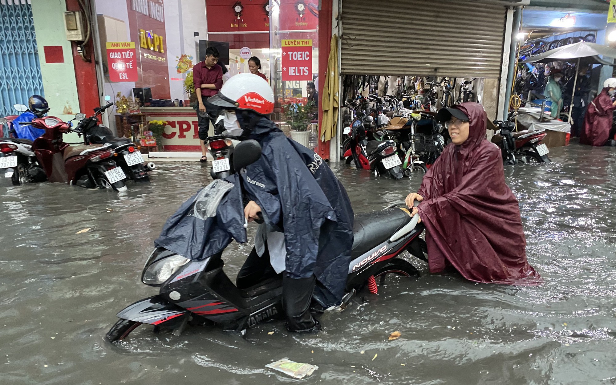 TP.HCM: V&igrave; sao nước vẫn ngập l&ecirc;nh l&aacute;ng ở dự &aacute;n vừa ho&agrave;n th&agrave;nh chống ngập?