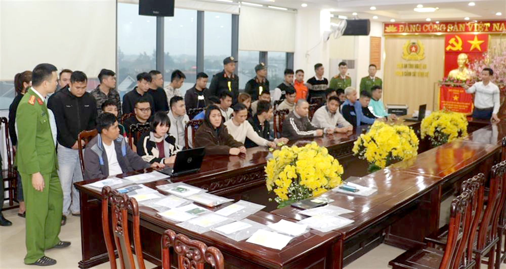Những c&uacute; lừa tiền tỷ sau một cuộc gọi- Ảnh 1.