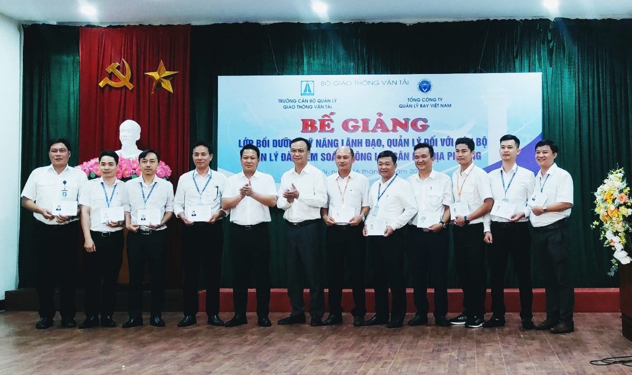 N&acirc;ng cao chất lượng c&aacute;n bộ quản l&yacute; đ&agrave;i kiểm so&aacute;t kh&ocirc;ng lưu- Ảnh 1.