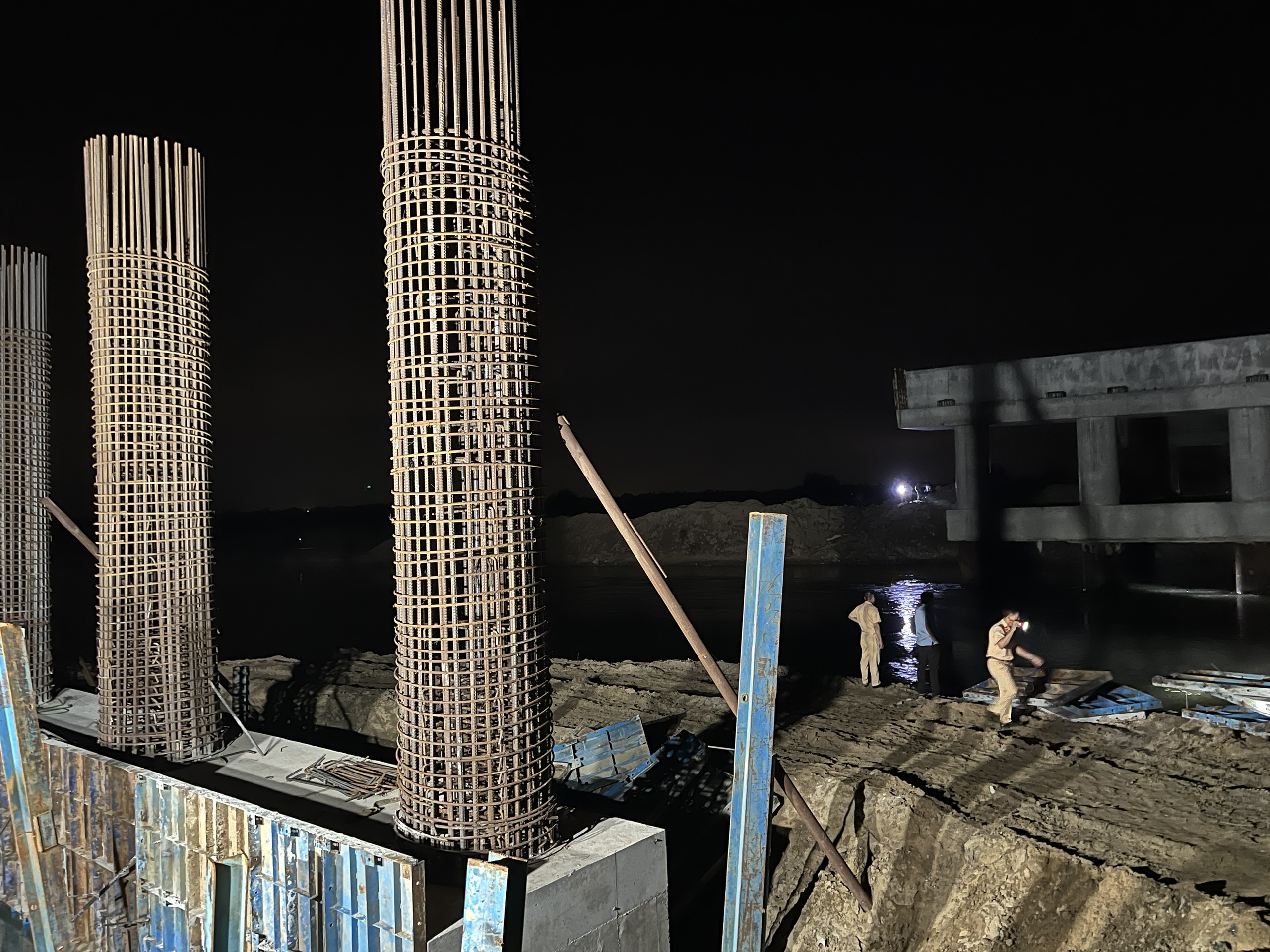 Vụ lật ghe tr&ecirc;n s&ocirc;ng Ba: T&iacute;ch cực t&igrave;m kiếm nạn nh&acirc;n mất t&iacute;ch- Ảnh 2.