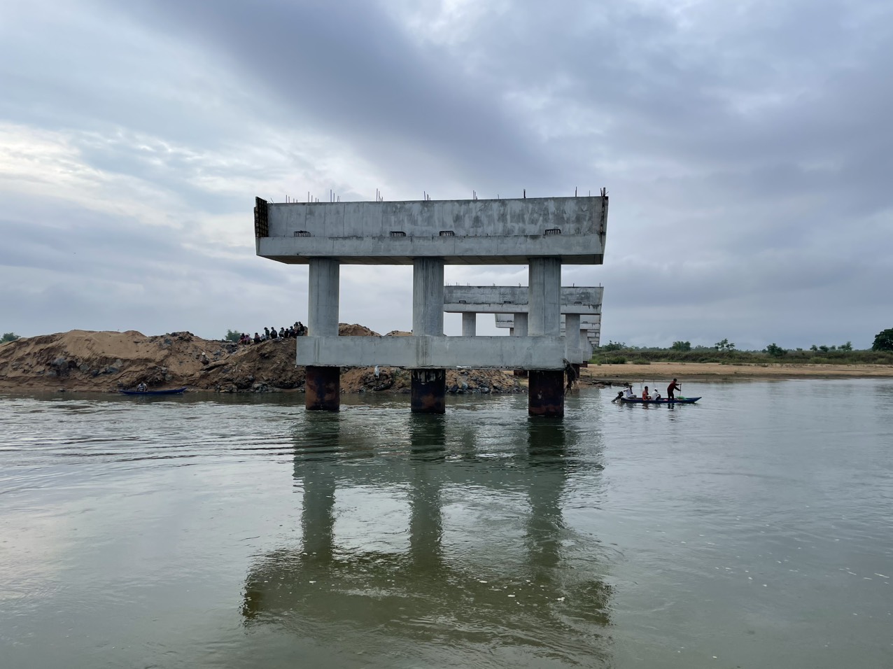 Vụ lật ghe tr&ecirc;n s&ocirc;ng Ba: Y&ecirc;u cầu nh&agrave; thầu chấn chỉnh c&ocirc;ng t&aacute;c an to&agrave;n lao động- Ảnh 2.