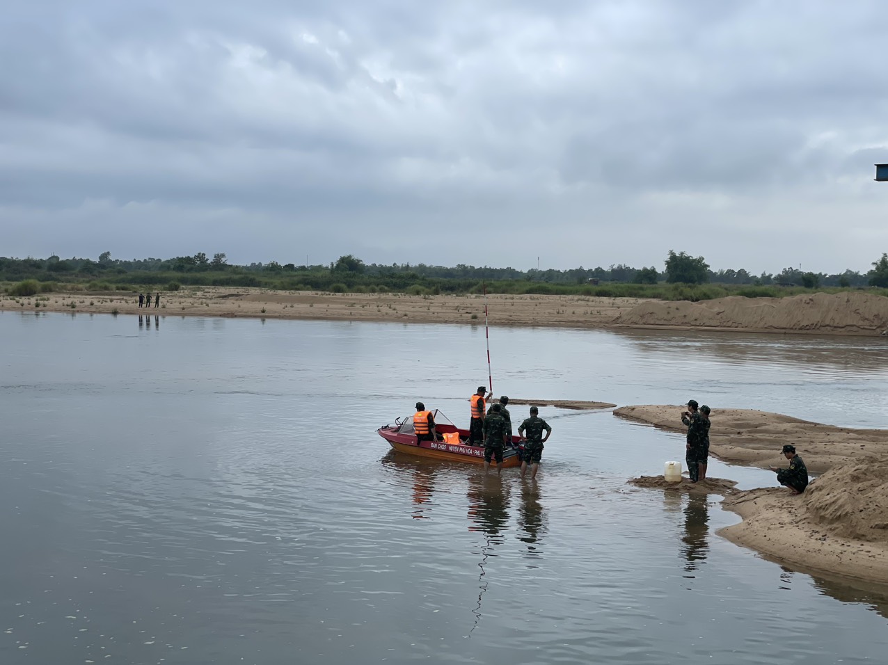 Vụ lật ghe tr&ecirc;n s&ocirc;ng Ba: T&iacute;ch cực t&igrave;m kiếm nạn nh&acirc;n mất t&iacute;ch- Ảnh 1.