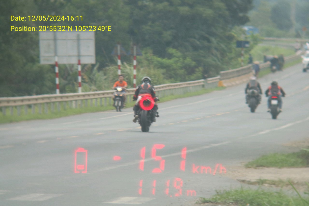 Xử phạt hàng loạt phượt thủ đi xe phân khối lớn vượt gấp đôi tốc độ- Ảnh 1. Xử phạt hàng loạt phượt thủ đi xe phân khối lớn vượt gấp đôi tốc độ- Ảnh 1.