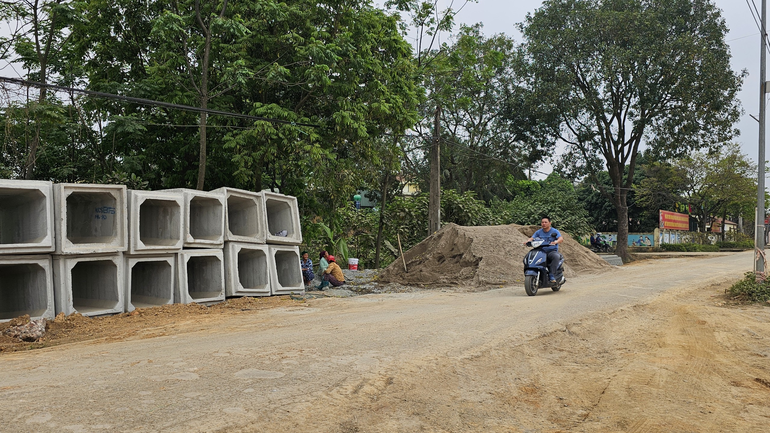 H&agrave; Nội: B&aacute;o động đường thi c&ocirc;ng ẩu g&acirc;y nguy cơ tai nạn- Ảnh 2.