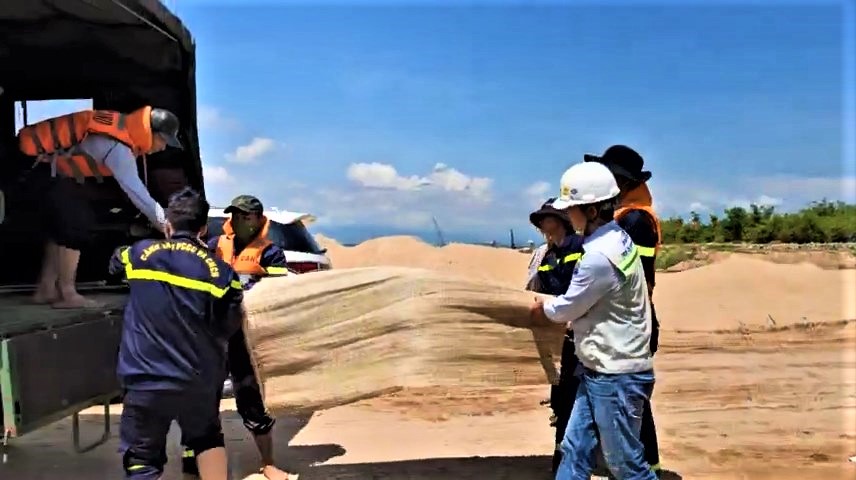 Lật ghe chở c&ocirc;ng nh&acirc;n tr&ecirc;n s&ocirc;ng Ba: T&igrave;m thấy thi thể nạn nh&acirc;n cuối c&ugrave;ng- Ảnh 1.