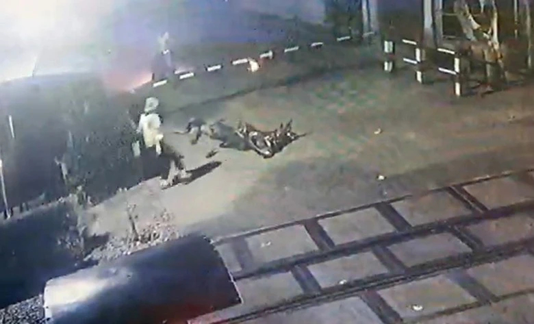 T&ocirc;ng tr&uacute;ng g&aacute;c chắn đường sắt, người đ&agrave;n &ocirc;ng đi xe m&aacute;y tử vong- Ảnh 1.