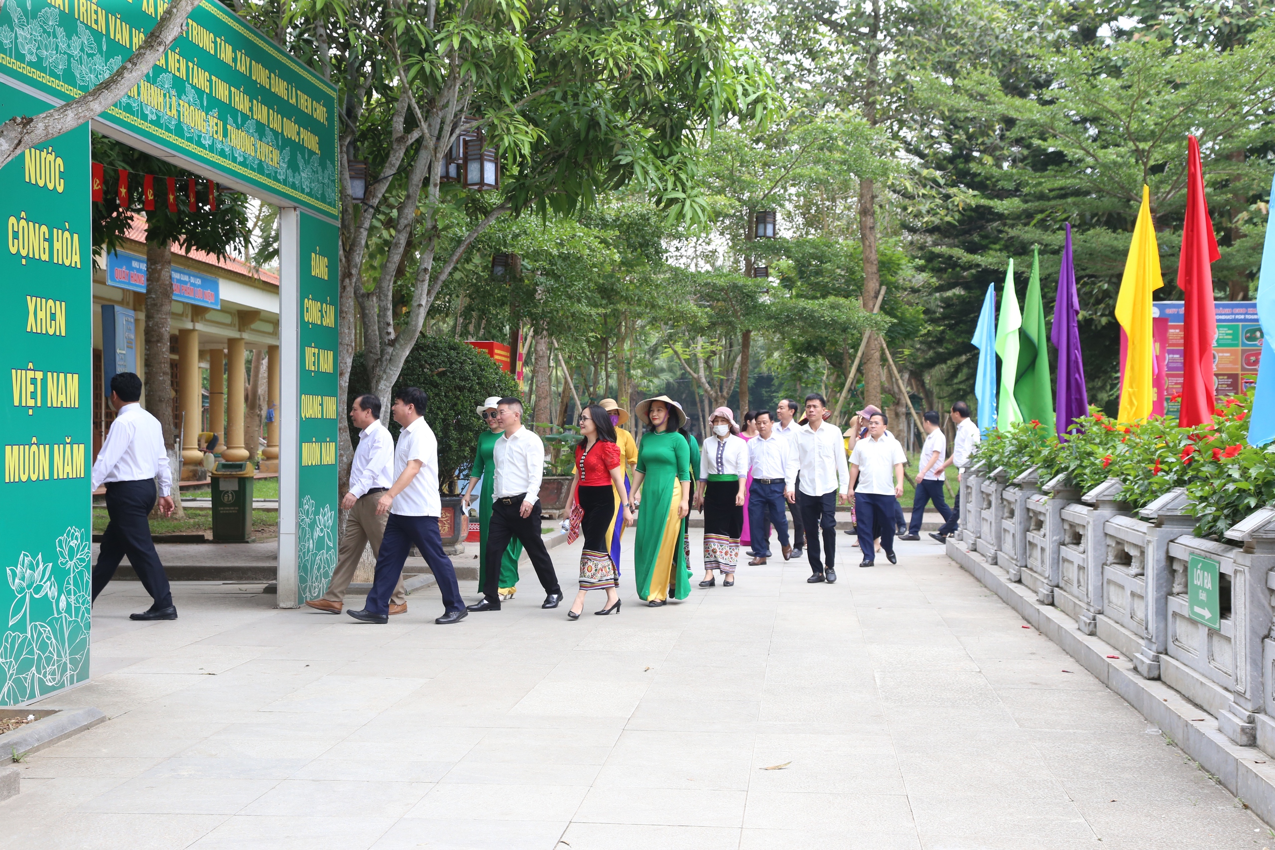 Dòng người tấp nập về thăm quê Bác- Ảnh 1. Dòng người tấp nập về thăm quê Bác- Ảnh 1.