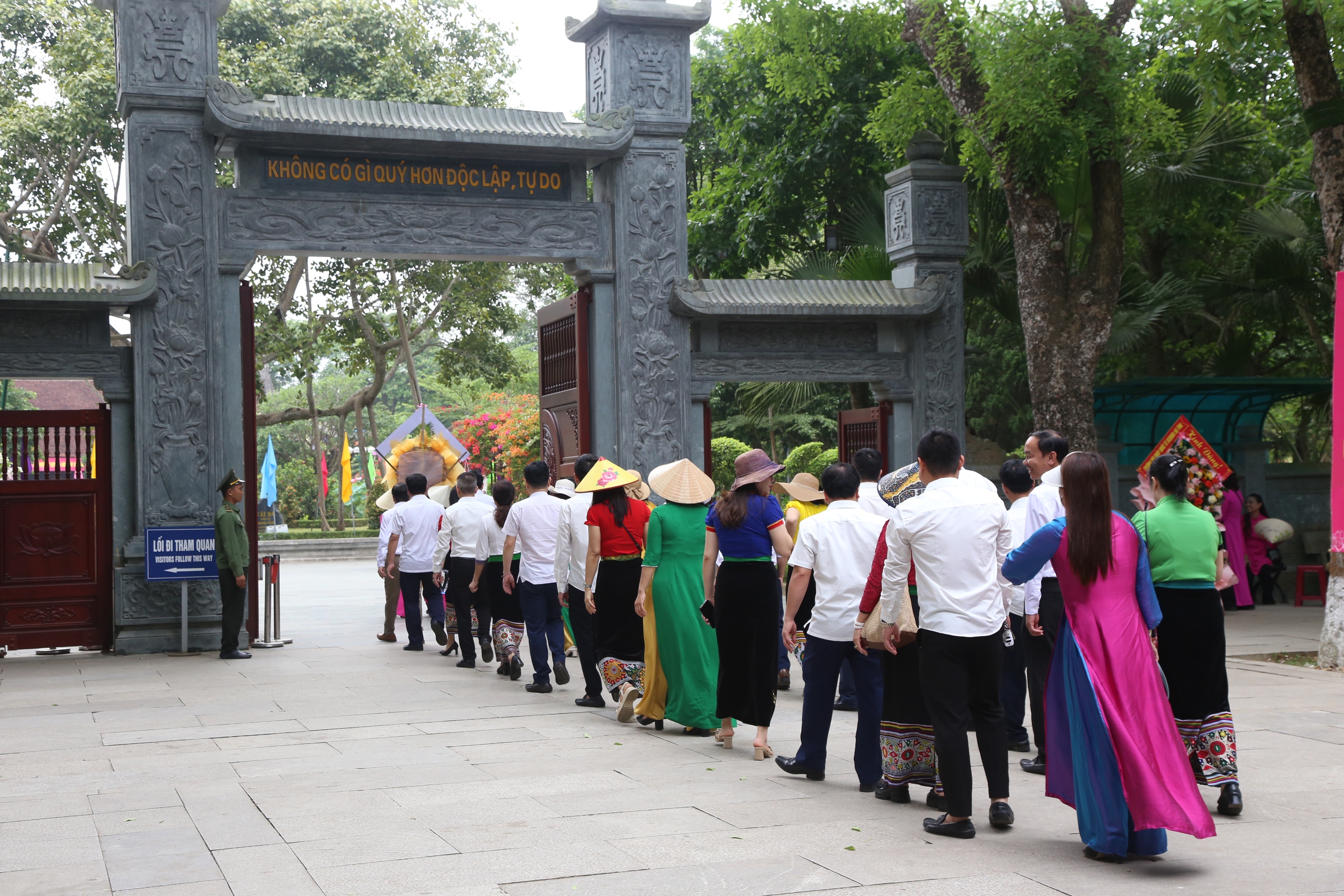 Dòng người tấp nập về thăm quê Bác- Ảnh 2. Dòng người tấp nập về thăm quê Bác- Ảnh 2.