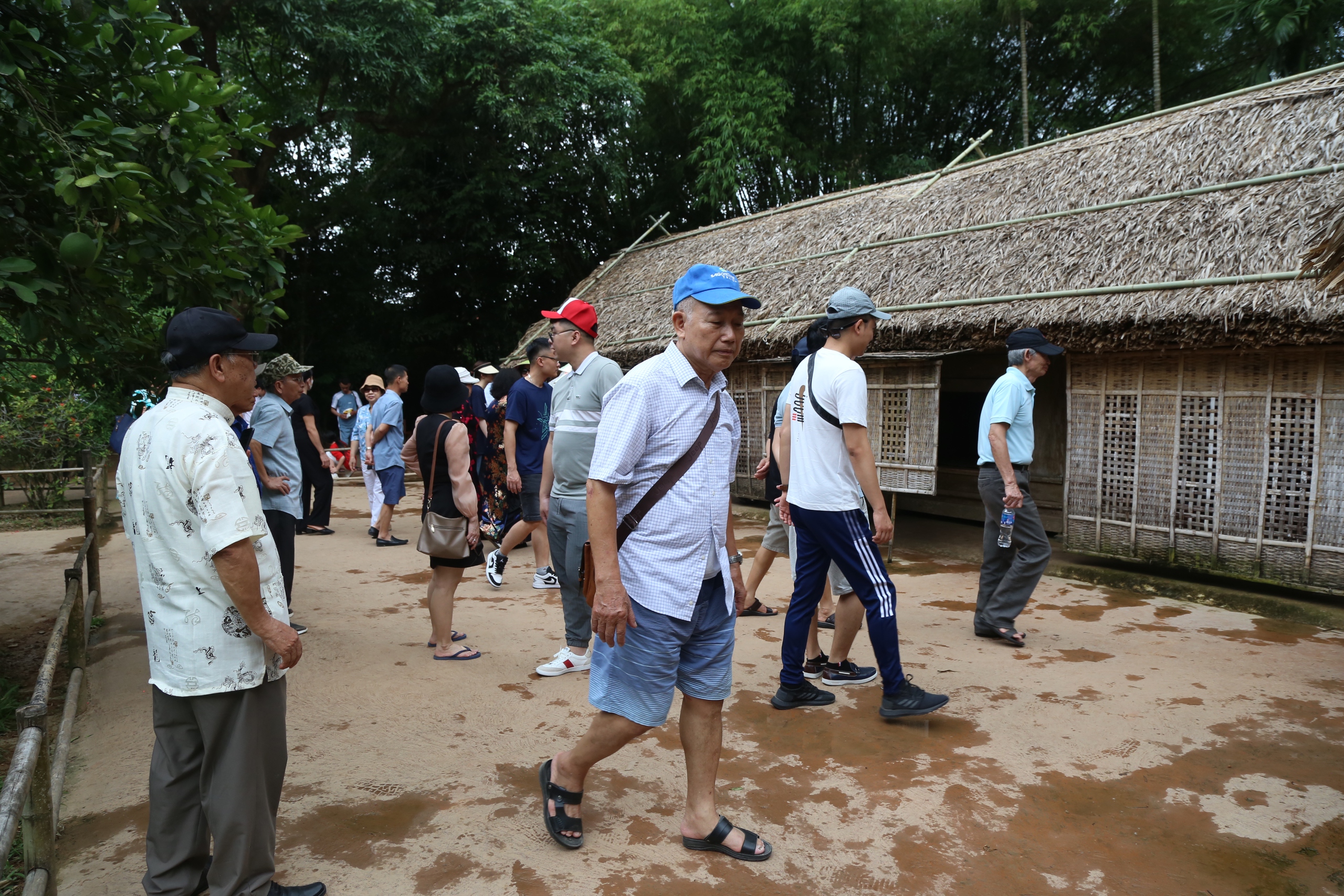 Dòng người tấp nập về thăm quê Bác- Ảnh 10. Dòng người tấp nập về thăm quê Bác- Ảnh 10.