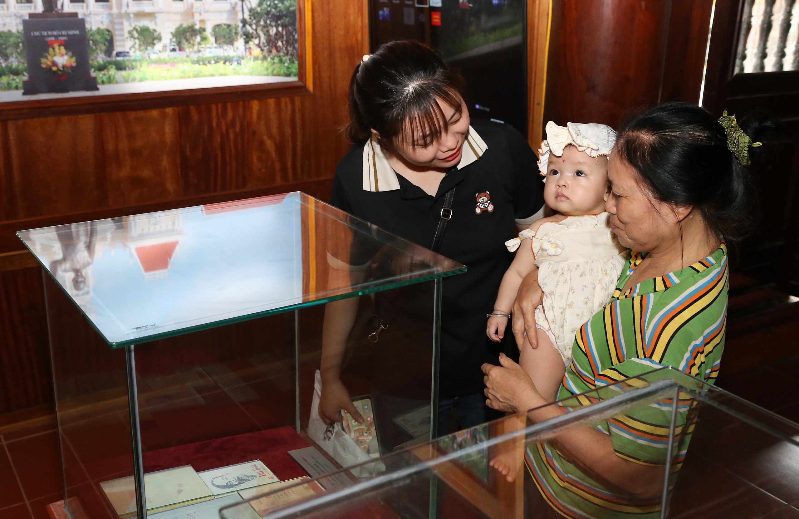 Dòng người tấp nập về thăm quê Bác- Ảnh 7. Dòng người tấp nập về thăm quê Bác- Ảnh 7.