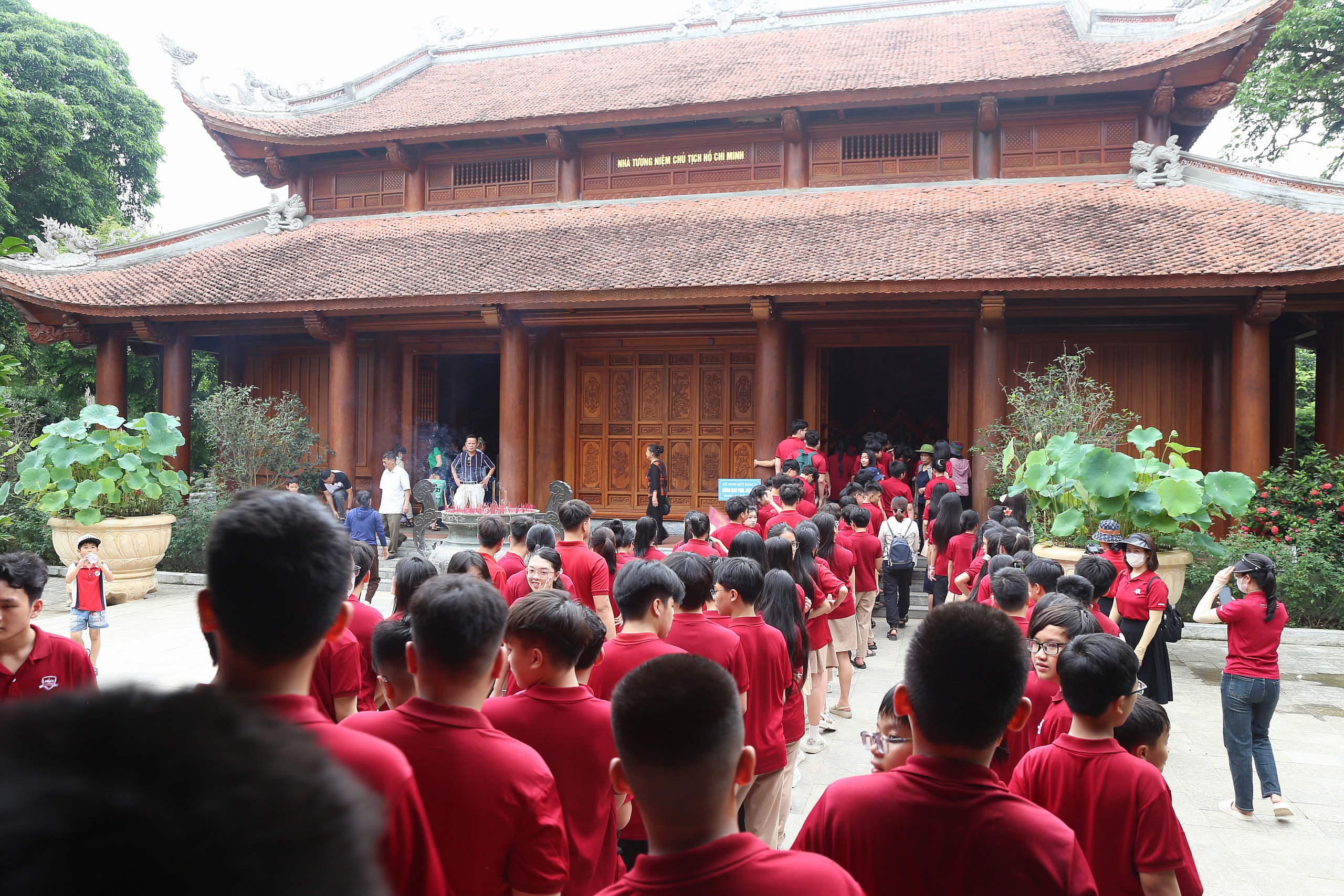 Dòng người tấp nập về thăm quê Bác- Ảnh 4. Dòng người tấp nập về thăm quê Bác- Ảnh 4.